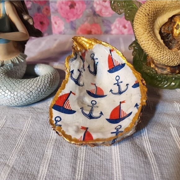 DECOUPAGE SAILBOATS AND ANCHORS ON A OYSTER SHELL - Picture 1 of 8